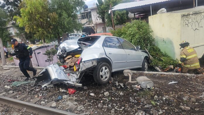 Tren arrolla auto en Ecatepec